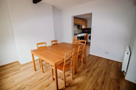 8 bedrooms 2 bathrooms - Photo 4