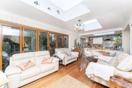 5 bedroom detached house to rent - Photo 2