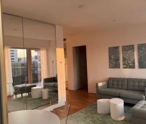 Erstbezug | Dachgeschoss mit Weitblick & Sonnenuntergang | Voll möblierte Dachgeschosswohnung mit 13 m² Terrase & Tiefgaragenstellplatz möglich | Village im Dritten | 7. OG - Photo 2