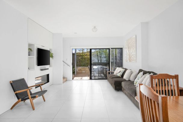 Luxury Reimagined: Three-Level Coastal Masterpiece - 250 Metres from Maroubra Beach - Photo 1