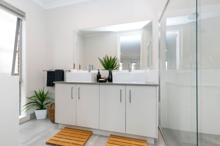 Stunning 4-Bedroom Home in Greenvale - Photo 4