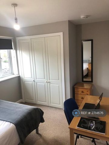 5 bedroom semi-detached house to rent - Photo 3