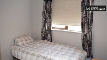 Room for rent in 4-bedroom apartment in Glasnevin, Dublin - Photo 2