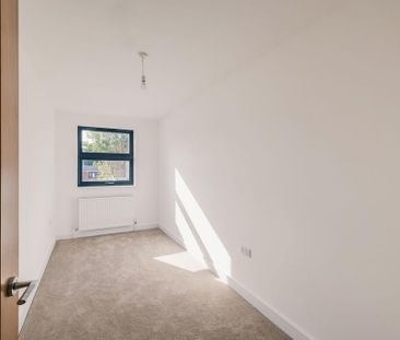 3 bedroom end of terrace house to rent - Photo 4