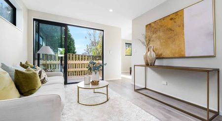 Spacious 3-Bedroom Townhouse with Private Garden - Photo 2