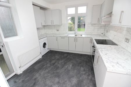 Edenfield Gardens, Worcester Park - Photo 2