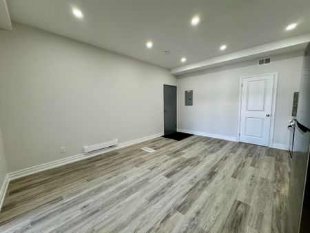 For Lease - 2007 Danforth Avenue, Toronto, Ontario - Photo 3