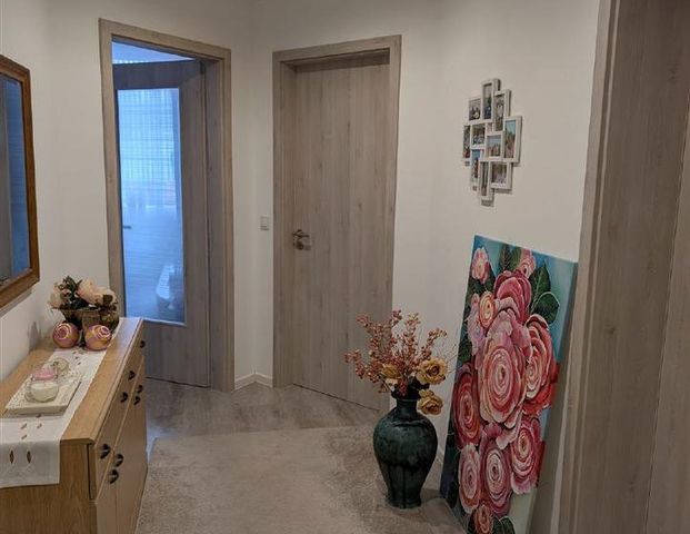 Sanierte 3-Raum-Wohnung mit Aufzug und Stellplatz direkt am Markt in Werdau! - Photo 1