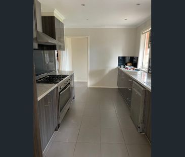 Three bedroom house and garage - Photo 4