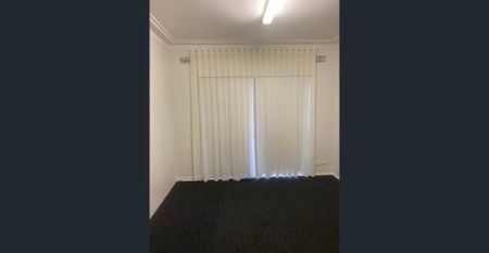 Very Private in the heart of Engadine Centre. Walk to all amenities Bus and Trains. - Photo 2