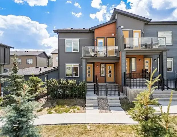 Two bedroom corner townhome with double car garage for rent | Calgary - Photo 1