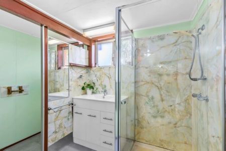 Spacious 3-Bedroom Family Home with Pool & Entertaining Areas - Photo 4