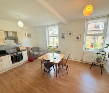 3 bedroom flat to rent - Photo 2