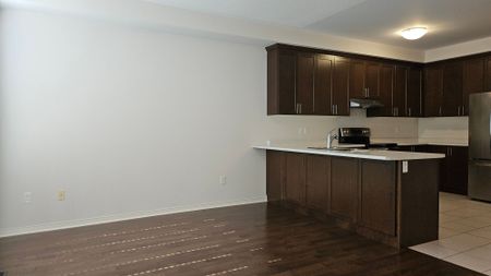 For Lease - 96 Fortis Crescent, Bradford West Gwillimbury, Ontario - Photo 5