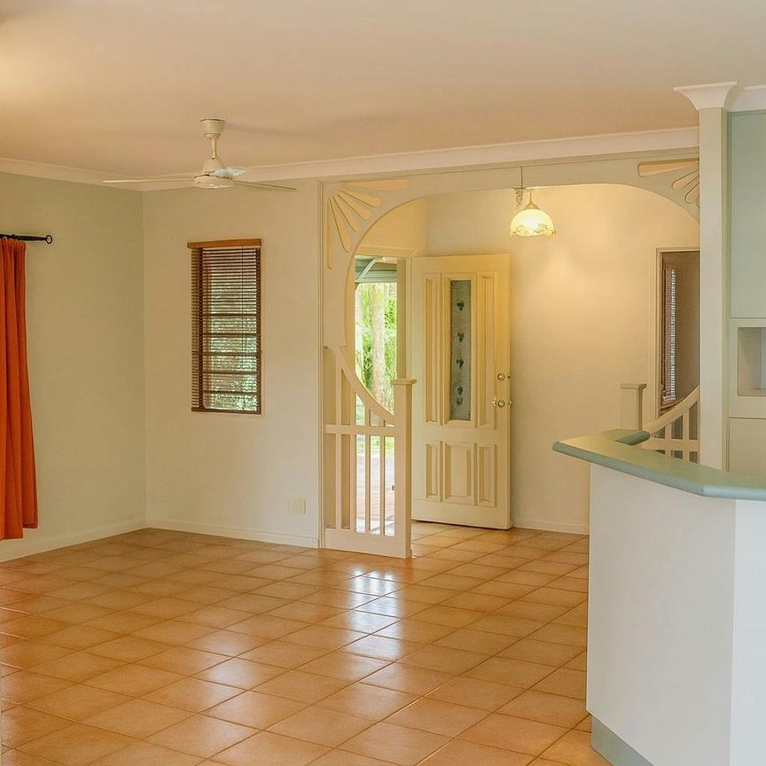 FAMILY HOME IN DESIRED SUBURB! - Photo 1