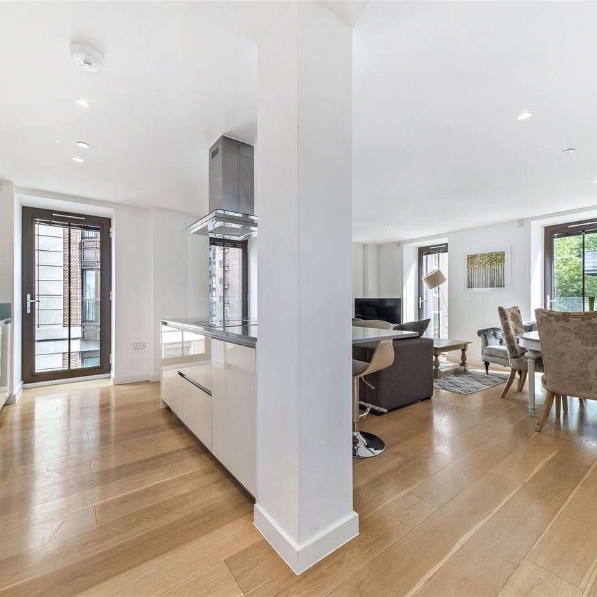 Stunning 3rd floor 3 bedroom apartment, which is presented in excellent condition, located in a boutique Westminster development. - Photo 1