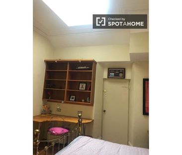 Ensuite room in 5-bedroom apartment in Churchtown, Dublin - Photo 6