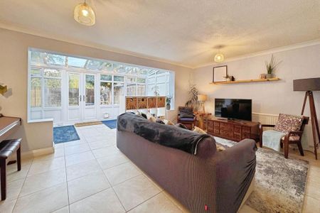 4 bedroom semi-detached house to rent - Photo 2