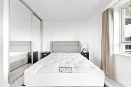 A large three bedroom penthouse apartment finished to a high specification and located within Wallbrook Gardens, benefitting from exceptional on-site amenities, communal gardens and only a 6-minute walk to Canning Town Station. - Photo 5