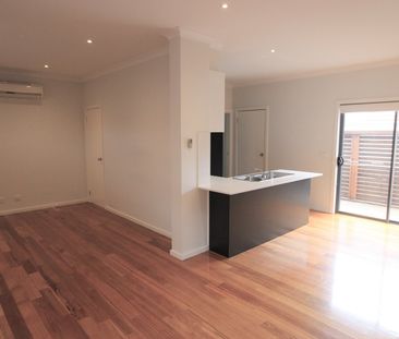 2/7 Winifred St Oak Park VIC 3046 - Photo 1