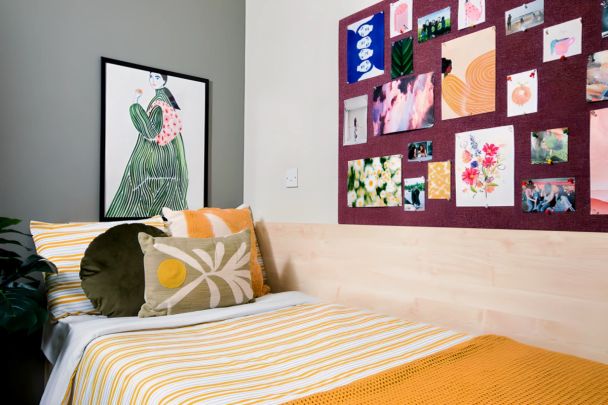 Large Ensuite: Two Bed Flat - Photo 1