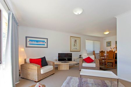 COMFORTABLE FAMILY LIVING IN CONVENIENT LOCATION! - Photo 3