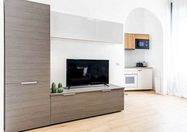 Spacious and bright single room in Piazza Monte Titano