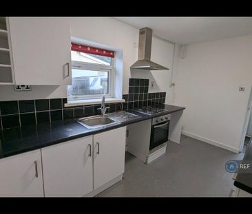 3 bedroom semi-detached house to rent - Photo 6