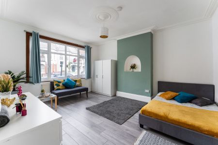 Victorian house in the heart of Wood Green, Zone 3 Room 4 - Photo 2