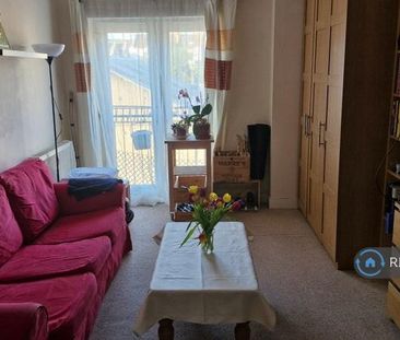 1 bedroom in a flat share to rent - Photo 1
