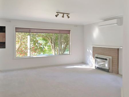 Quiet location with farmland views - Photo 4