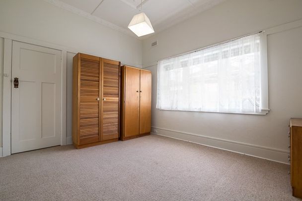 SPACIOUS 2 BEDROOM IN THE HEART OF ELSTERNWICK. AVAILABLE NOW. - Photo 1