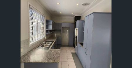 Newly Renovated House In A Quiet, Convenient Location - Photo 4