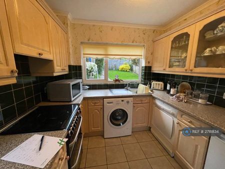 3 bedroom semi-detached house to rent - Photo 2