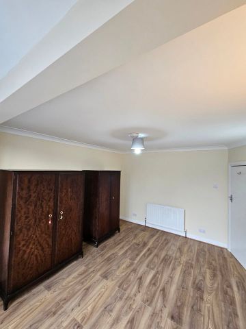 4 Bed Terraced House, Sandringham Road, IG11 - Photo 3