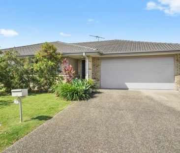 Three bedroom Duplex with Ducted Air conditioning - Photo 2