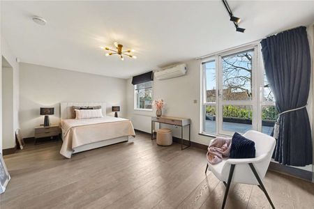 Stunning 4 bedroom terraced house with outside in gated portered development. - Photo 3