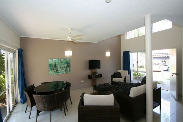 2 bedroom 2 bathroom fully furnished townhouse - Resort Style Living - Photo 1