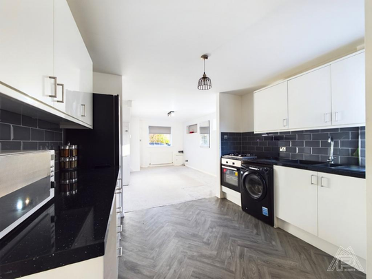 2 bedroom end of terrace house to rent - Photo 1