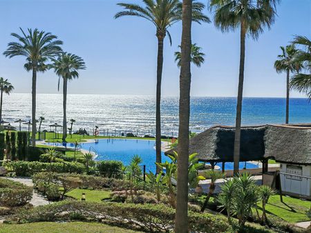 Frontline Beach Apartment for Rent in Mijas - Photo 2