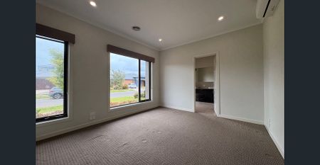 Modern Four-Bedroom Home in Aintree! - Photo 2