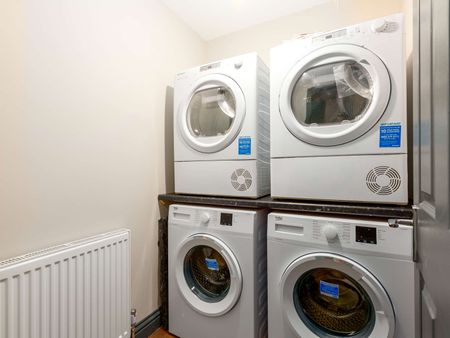 OX Living is proud to present this high-quality 6-bedroom co-living property, perfect for working professionals looking for stylish, stress-free living. Room 2 - Photo 4