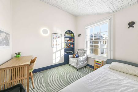 Beautifully architecturally designed four bedroom family house in St John's Wood - Photo 5