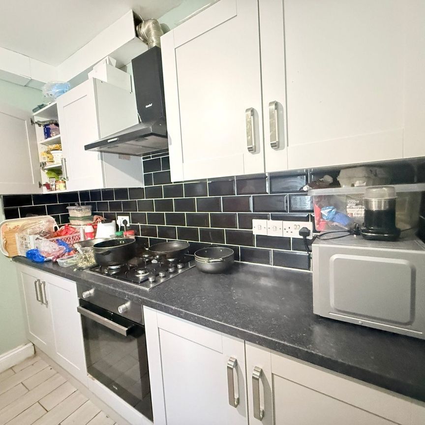 Double room to rent close to goodmayes station - £800 - Photo 1