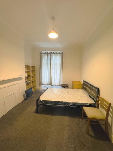 4 bedroom flat to rent - Photo 3