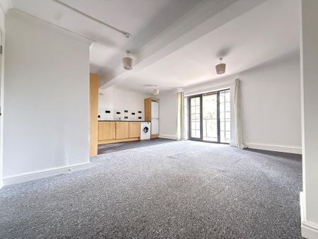 3 bedroom flat to rent - Photo 3