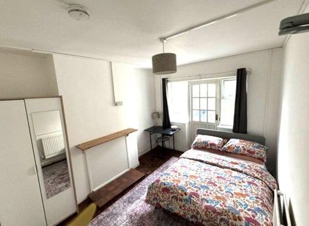 1 bedroom in a house share to rent - Photo 2