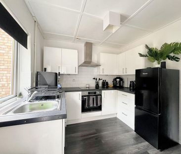 3 bedroom end of terrace house to rent - Photo 1
