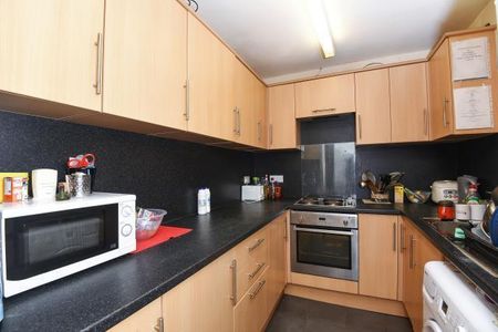 5 bedroom semi-detached house to rent - Photo 4