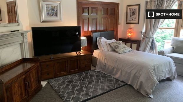 Room in shared 4-bed apt for rent in Rathmichael, Dublin - Photo 1